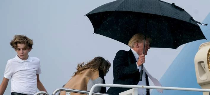 «Τζέντλεμαν»… ο Τραμπ: Καλύφθηκε με την ομπρέλα και αγνόησε τη Μελάνια (εικόνες)